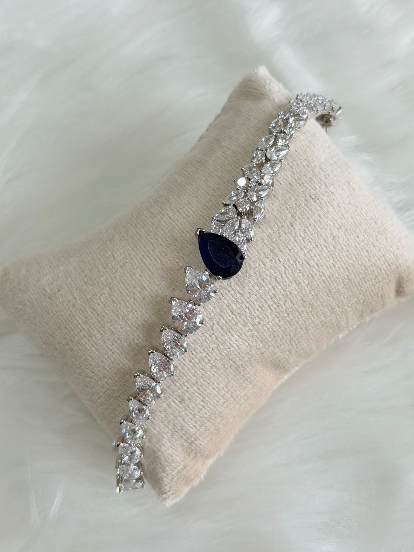 Exclusive bracelet with VVS clarity(Blue)