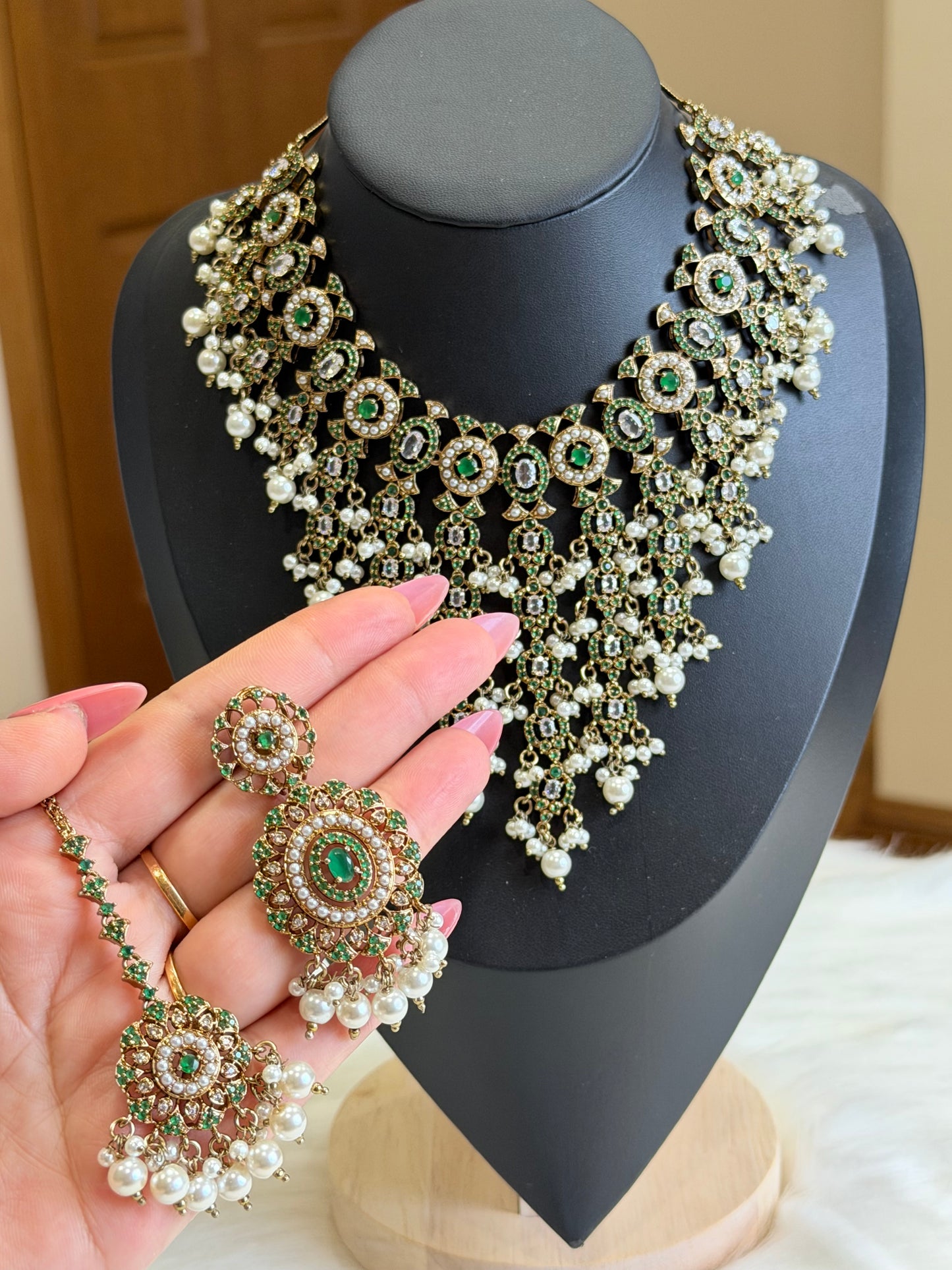 Ad necklace set