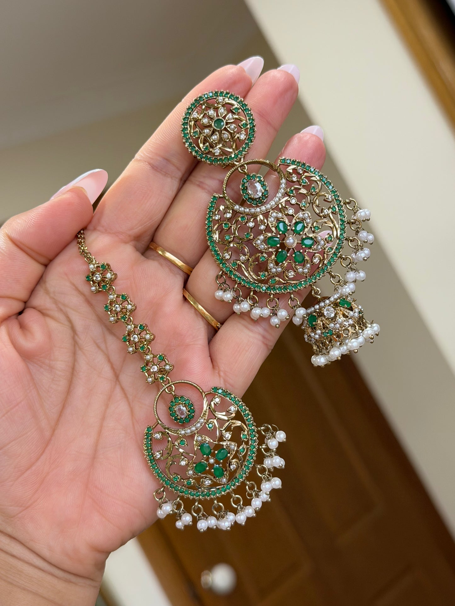 Ad jhumki with tikka
