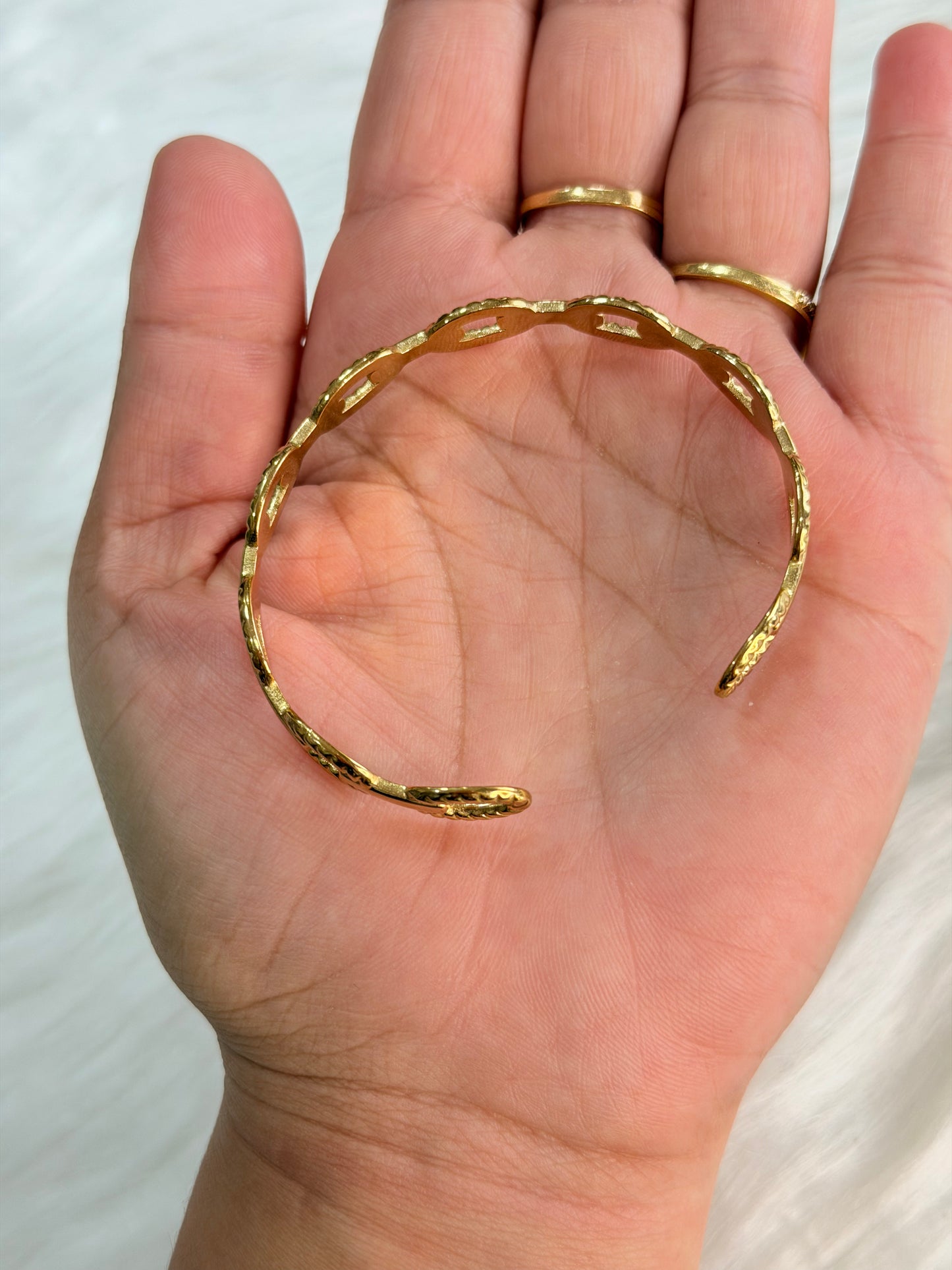 Anti-tarnish openable bracelet