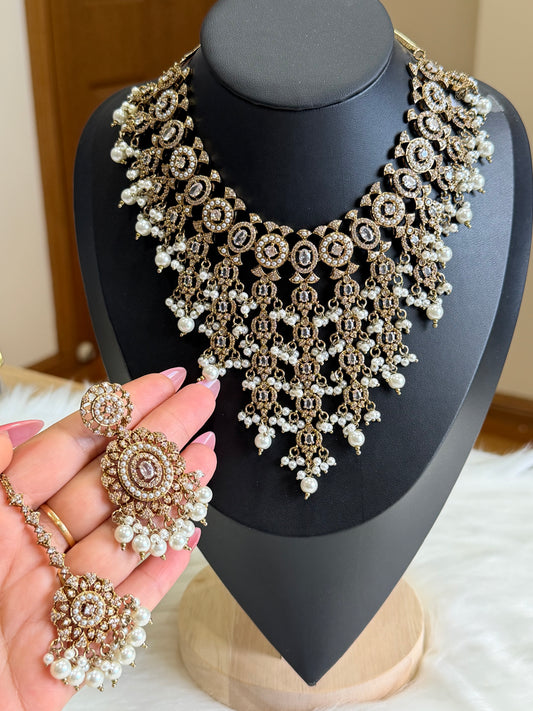 Ad necklace set