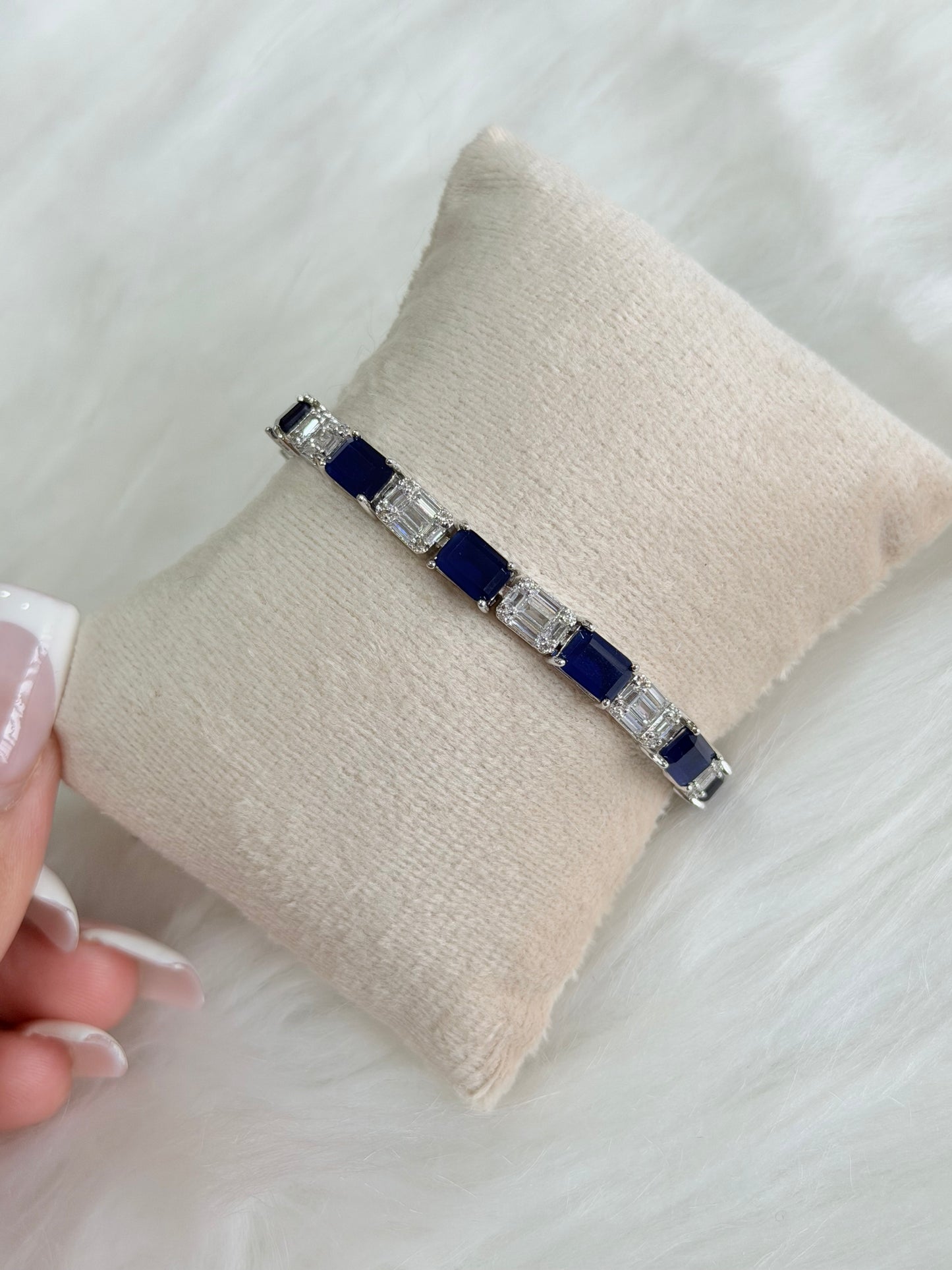 Exclusive bracelet with VVS clarity(Blue)