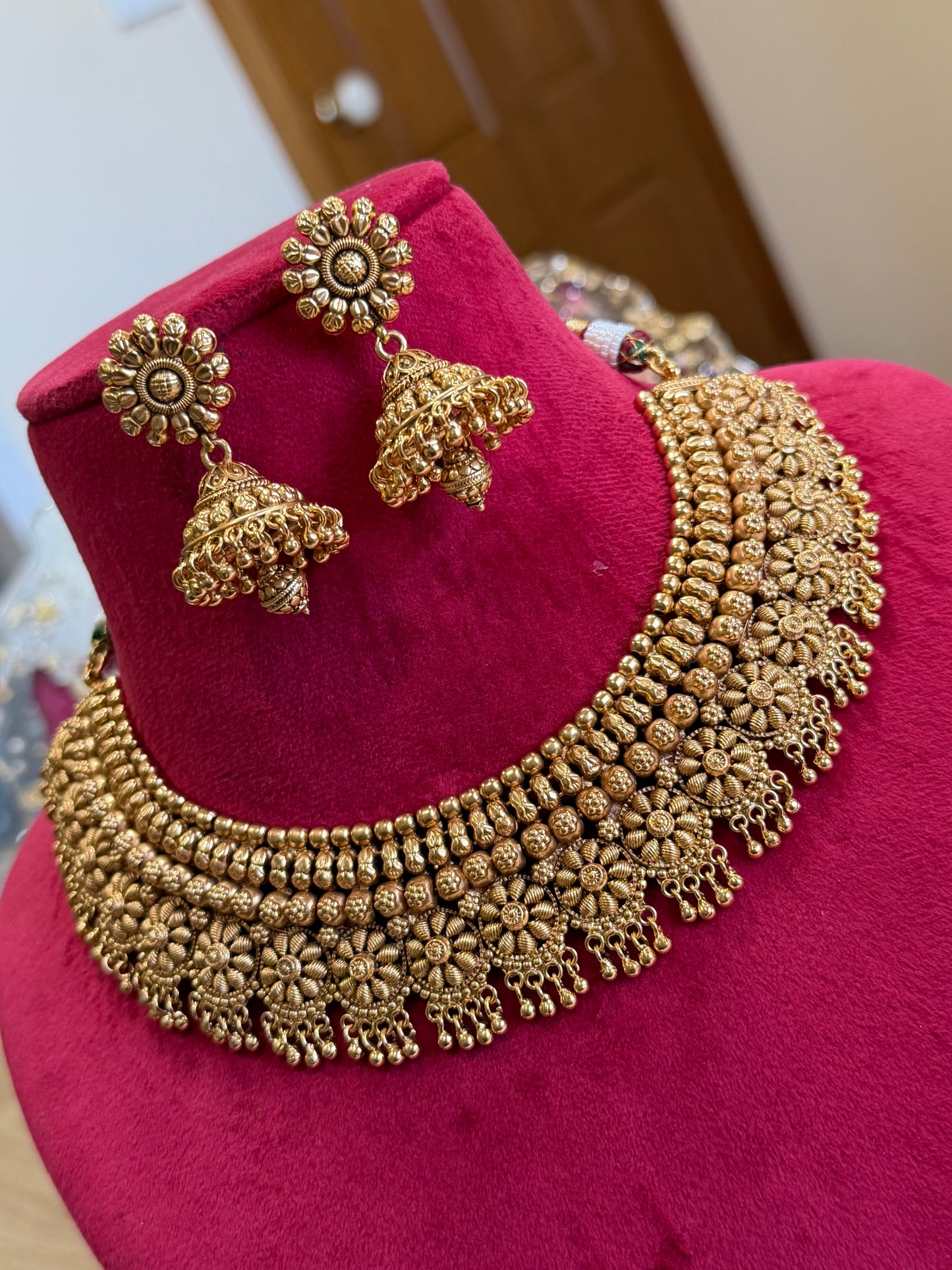 Gold look premium necklace set