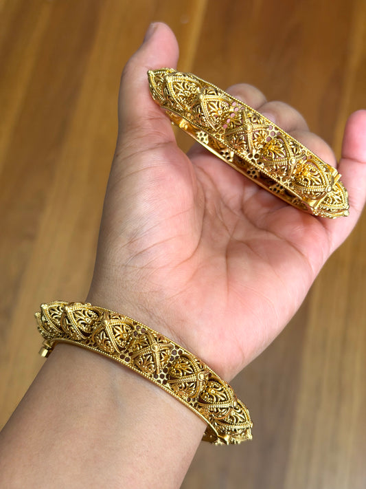 Gold look openable kangan