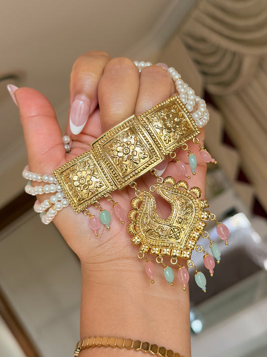 Traditional necklace set