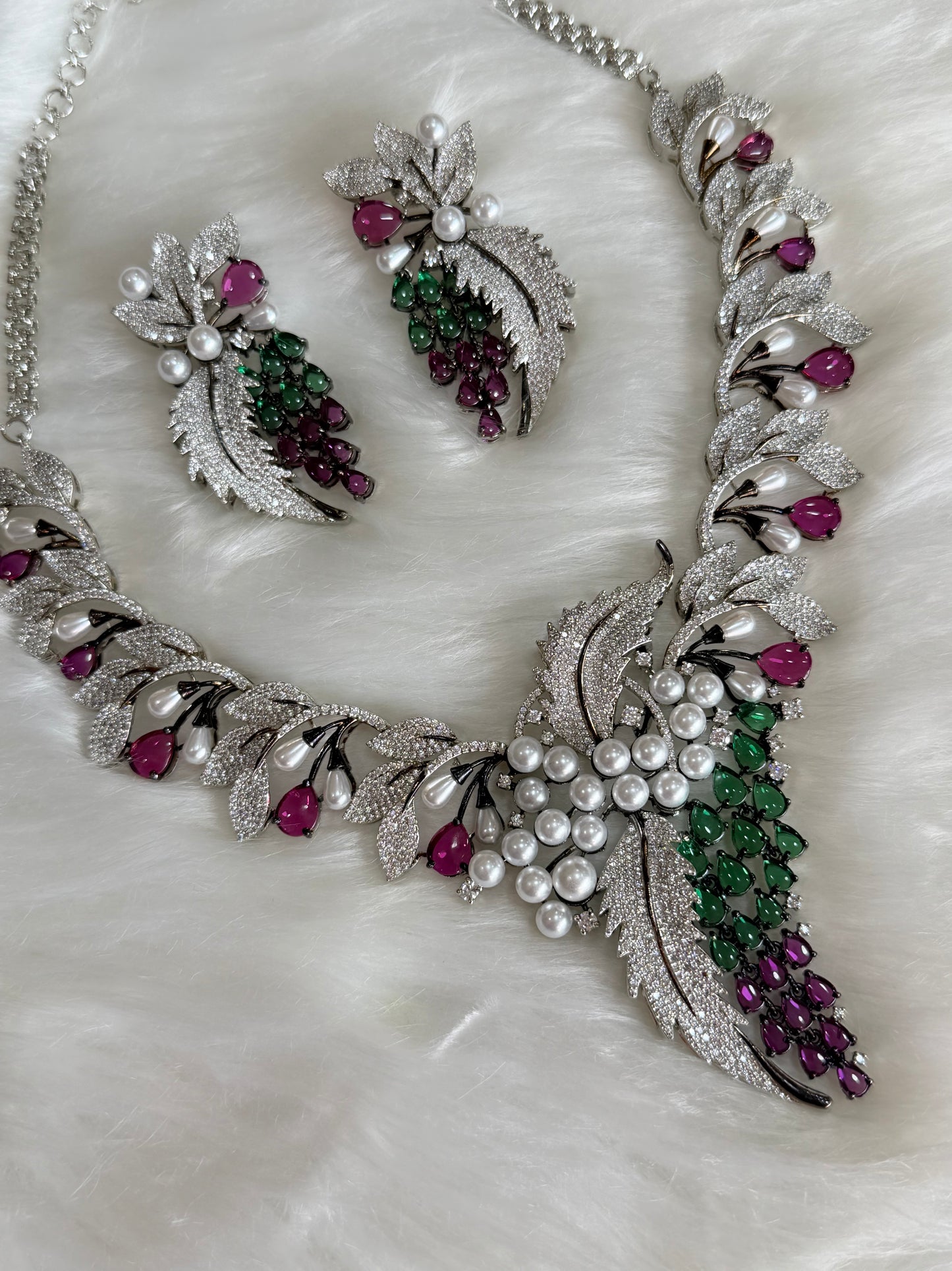 Exclusive necklace set