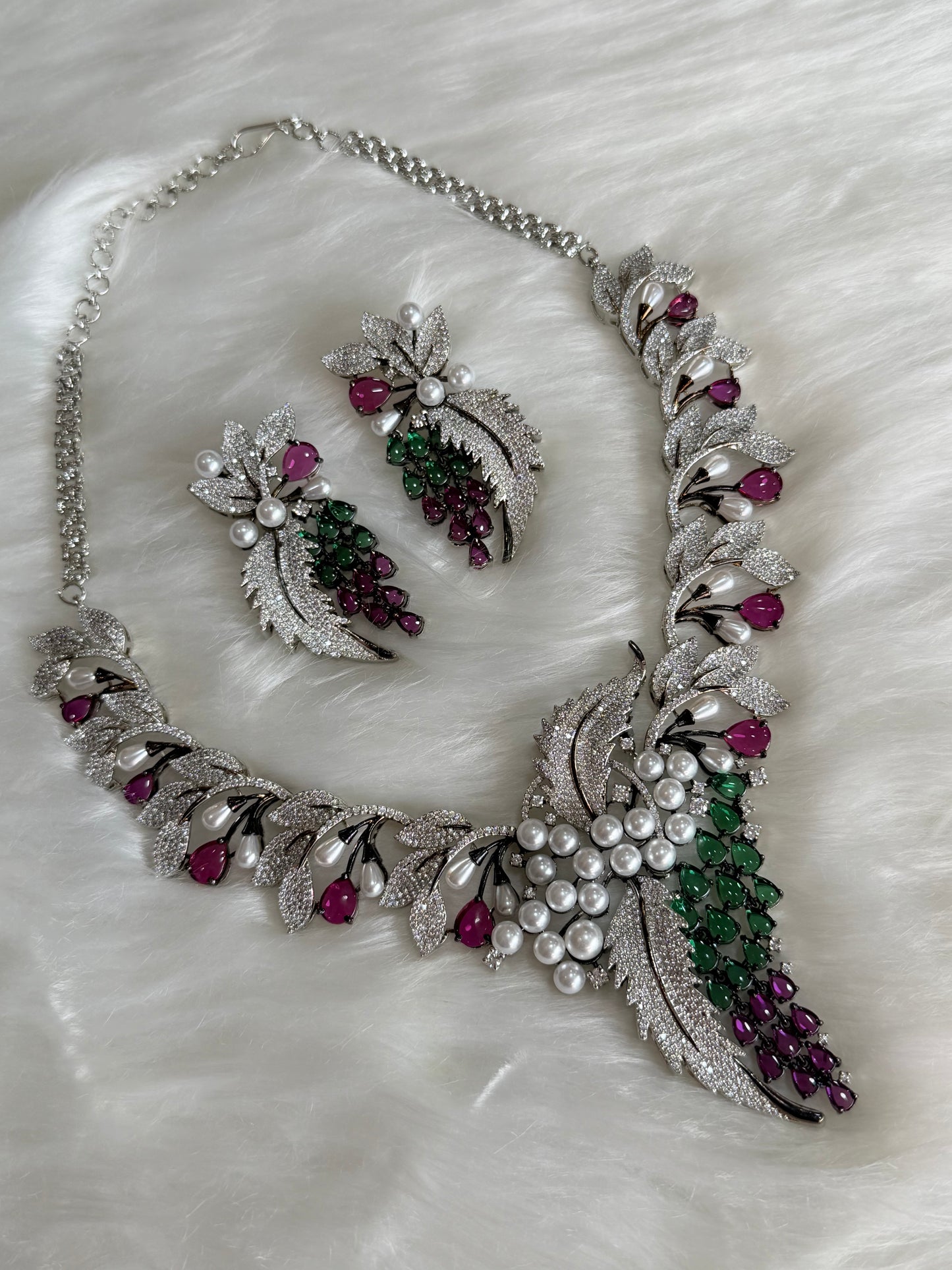 Exclusive necklace set