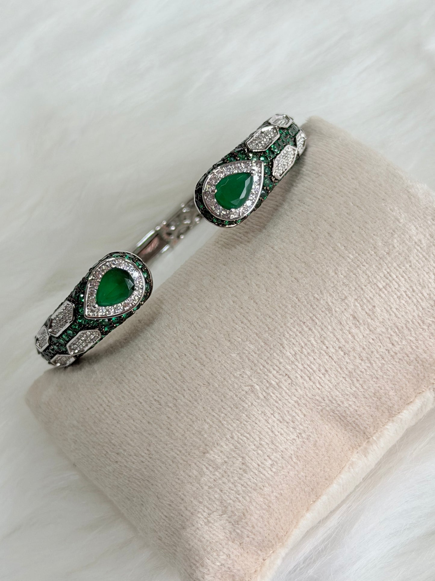 Exclusive bracelet with VVS clarity