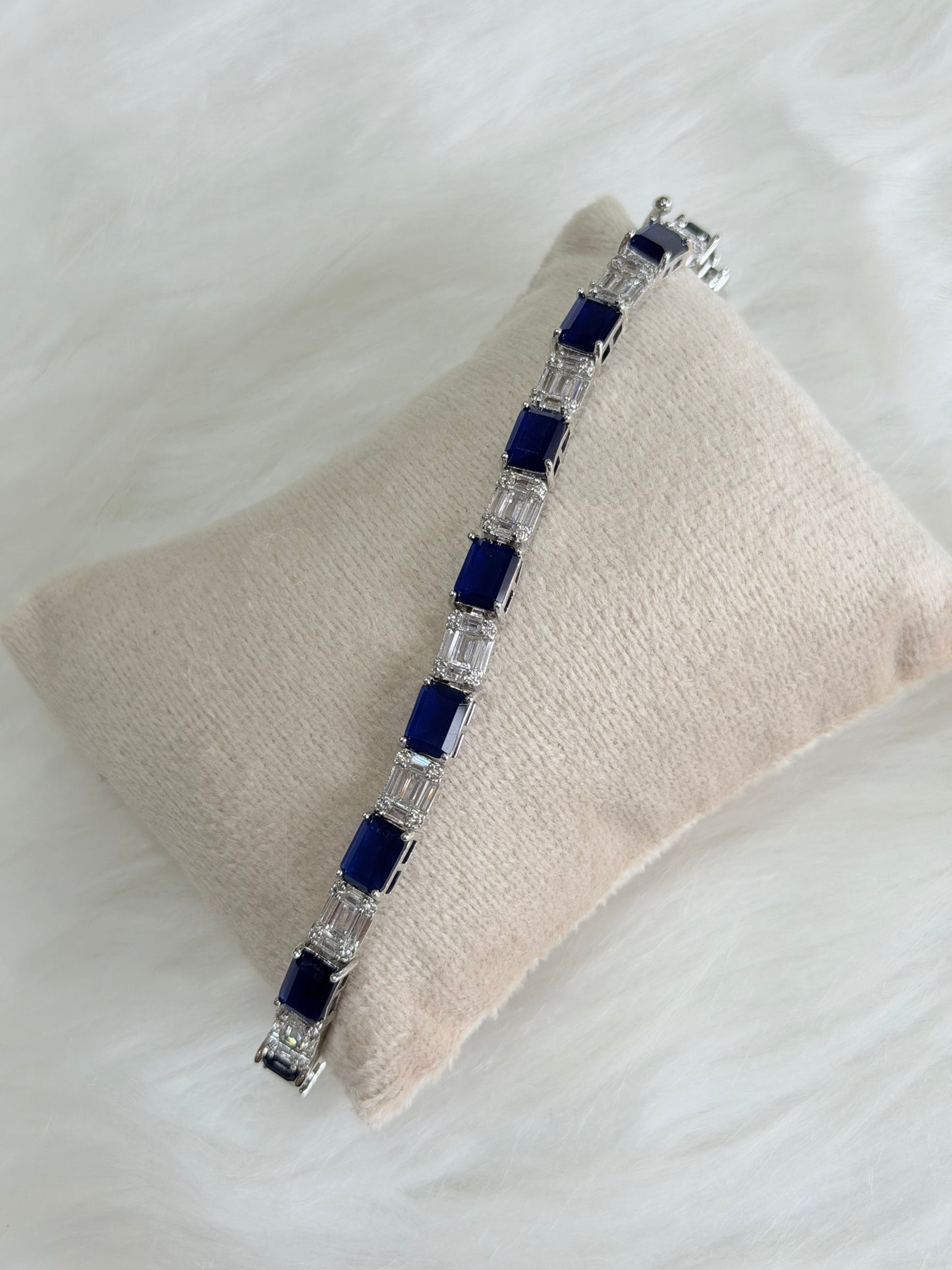 Exclusive bracelet with VVS clarity(Blue)