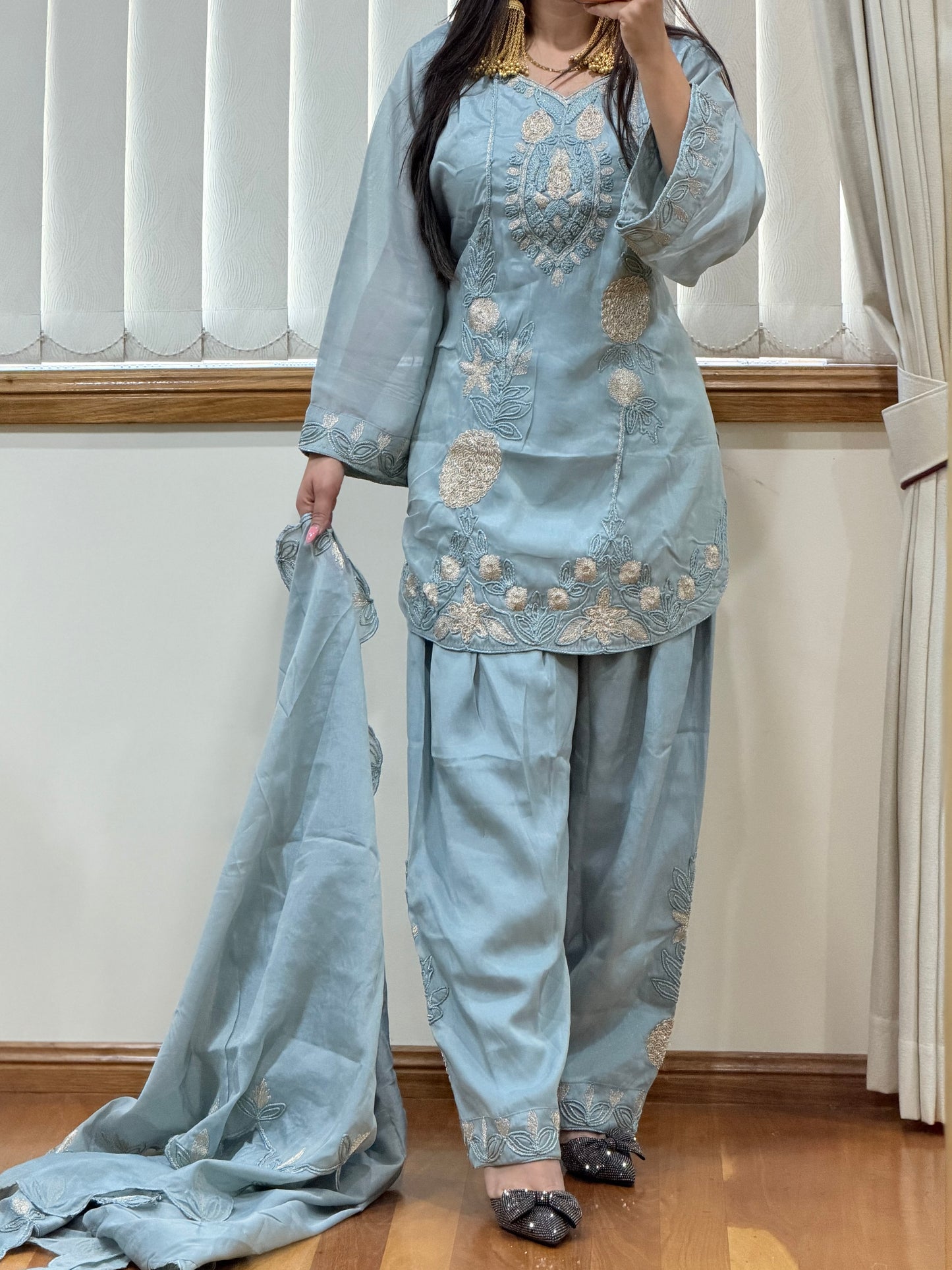 Premium shimmar Silk Embroidered Suit Set( Ready size 42 with margin upto 46)