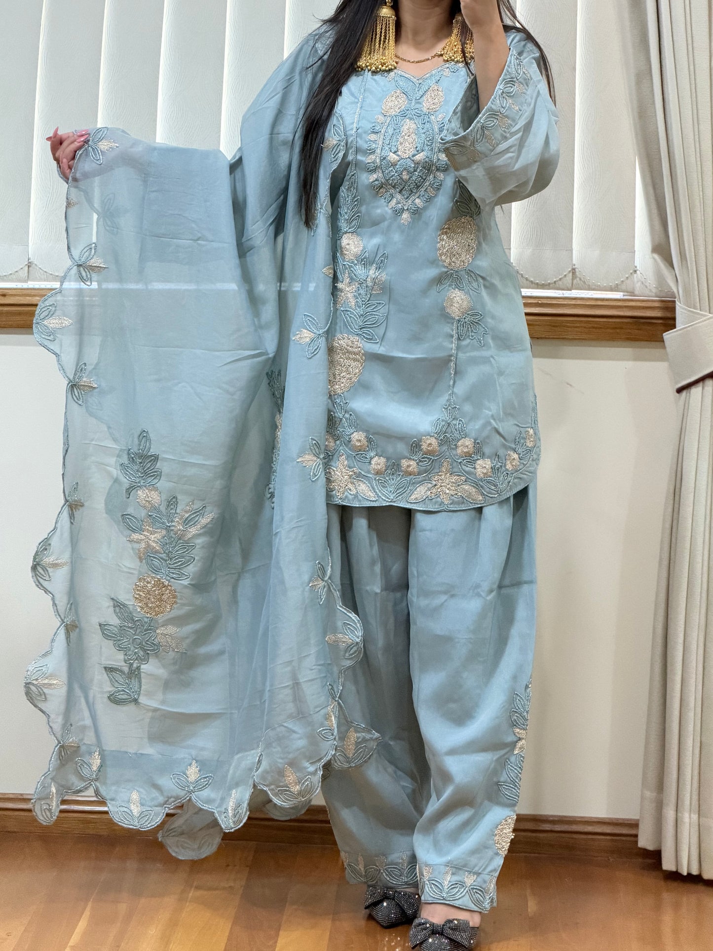 Premium shimmar Silk Embroidered Suit Set( Ready size 42 with margin upto 46)