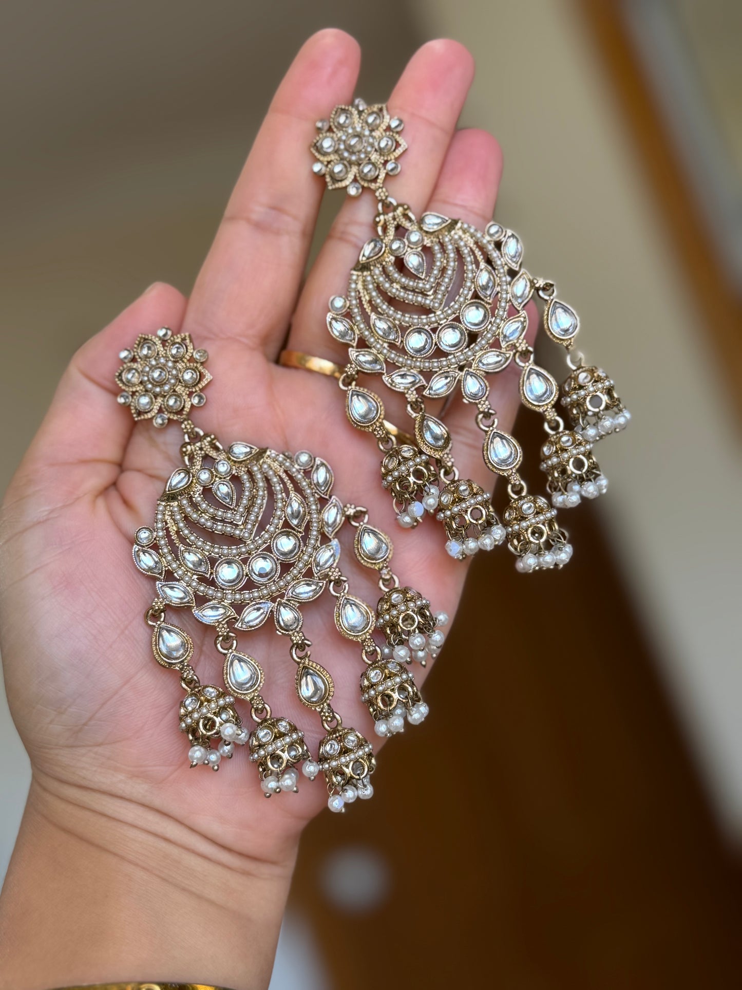 Kundan earrings ( golden white)