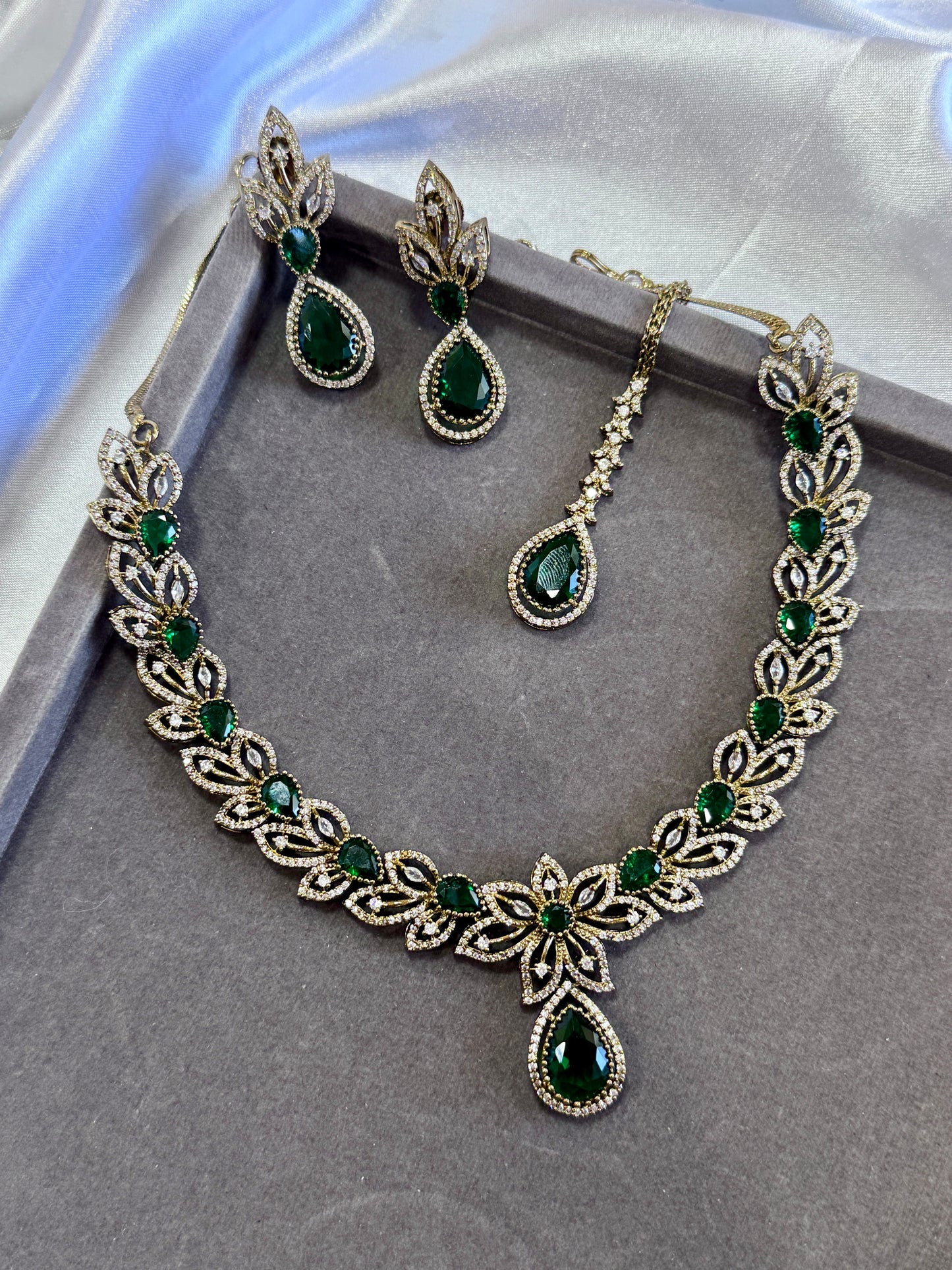 Premium ad necklace set