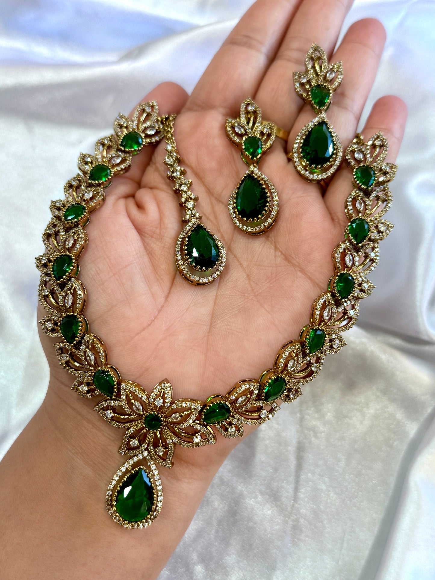 Premium ad necklace set