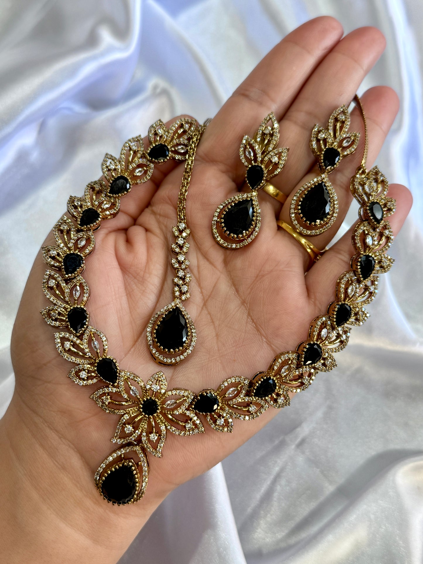 Premium ad necklace set