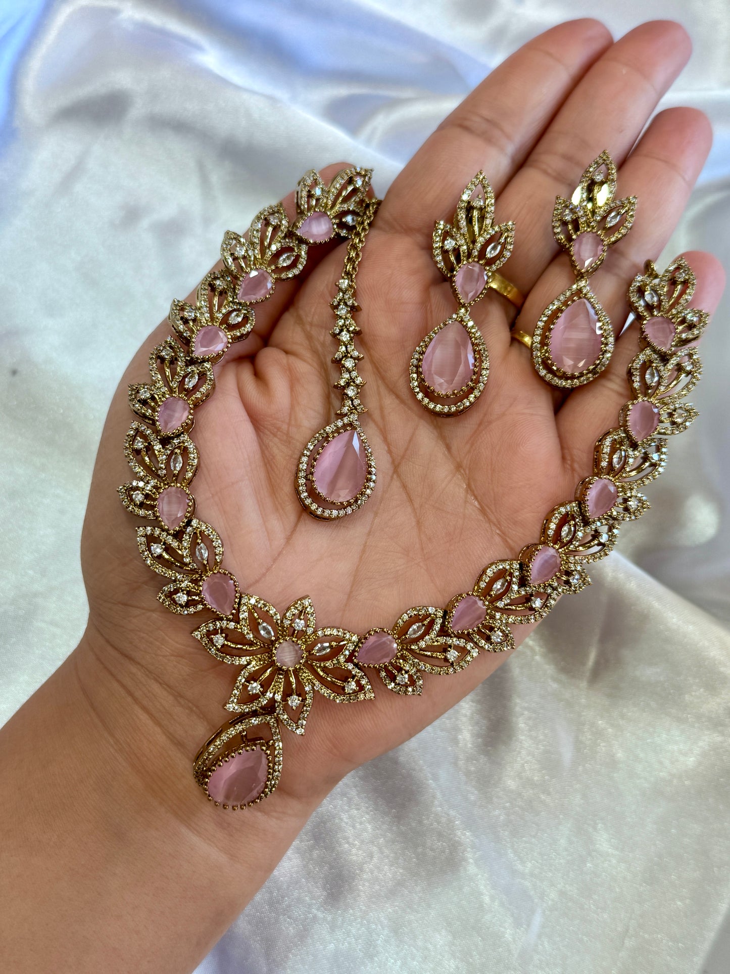 Premium ad necklace set