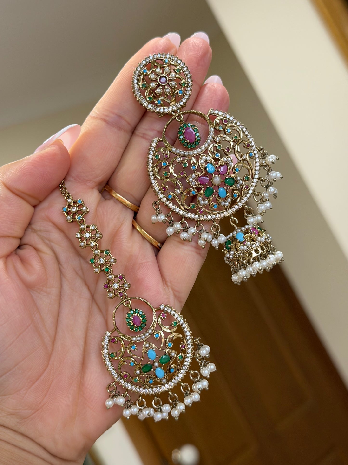 Ad jhumki with tikka