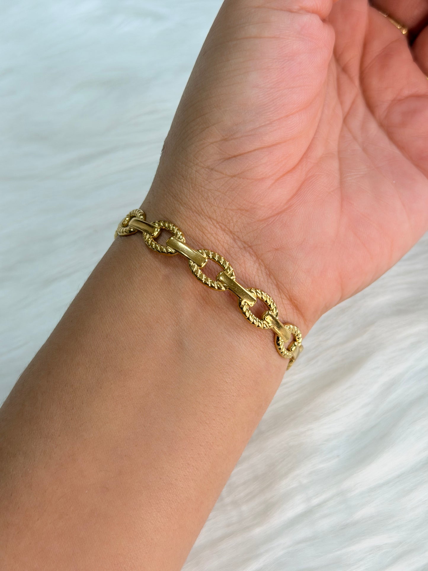 Anti-tarnish openable bracelet